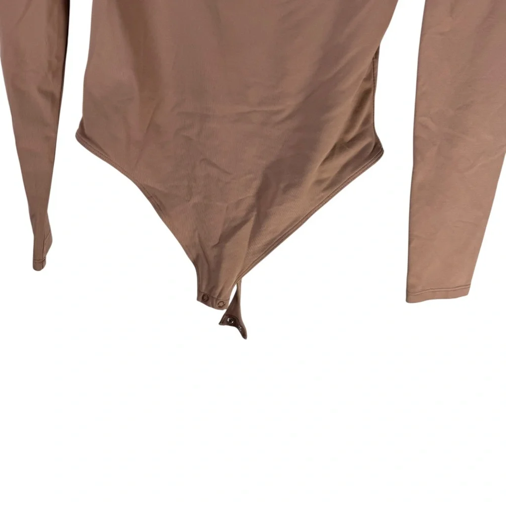 Aritzia Babaton Squared Neck Long Sleeve BodysuitSz‎ M
